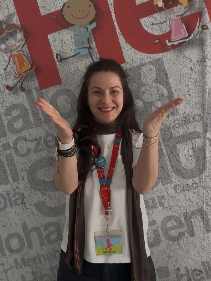 Profesoara Andra Dinu, fondatoarea Arthur English Kids Club, în fața peretelui „Hello!” din clasă